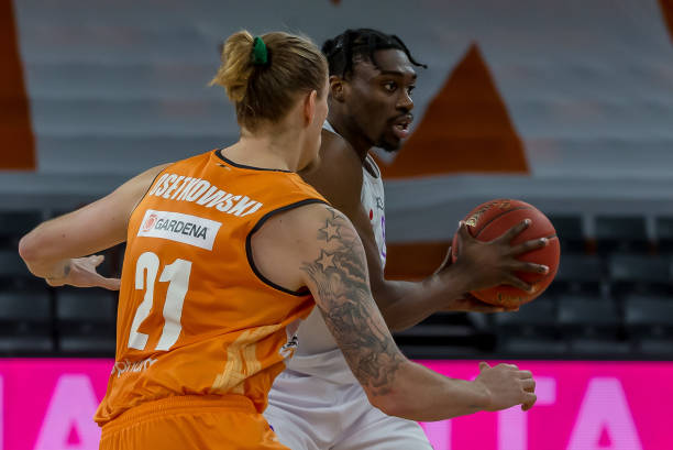 随着国际形 随着国际形